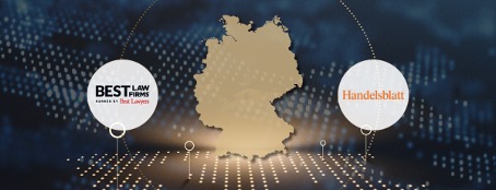 Das Bild steht in Zusammenhang mit Mediation und Konfliktlösung durch die Kanzlei Ponschab & Partner und zeigt folgendes: Eine goldene Silhouette von Deutschland ist auf einem dunklen Hintergrund mit weißen gepunkteten Linien zentriert. Auf der linken Seite befindet sich ein Abzeichen der besten Anwaltskanzleien und auf der rechten Seite das Handelsblatt-Logo. Bei Fragen zu Konflikten und Konfliktlösung wenden Sie sich bitte an uns unter info@ponschab-partner.com